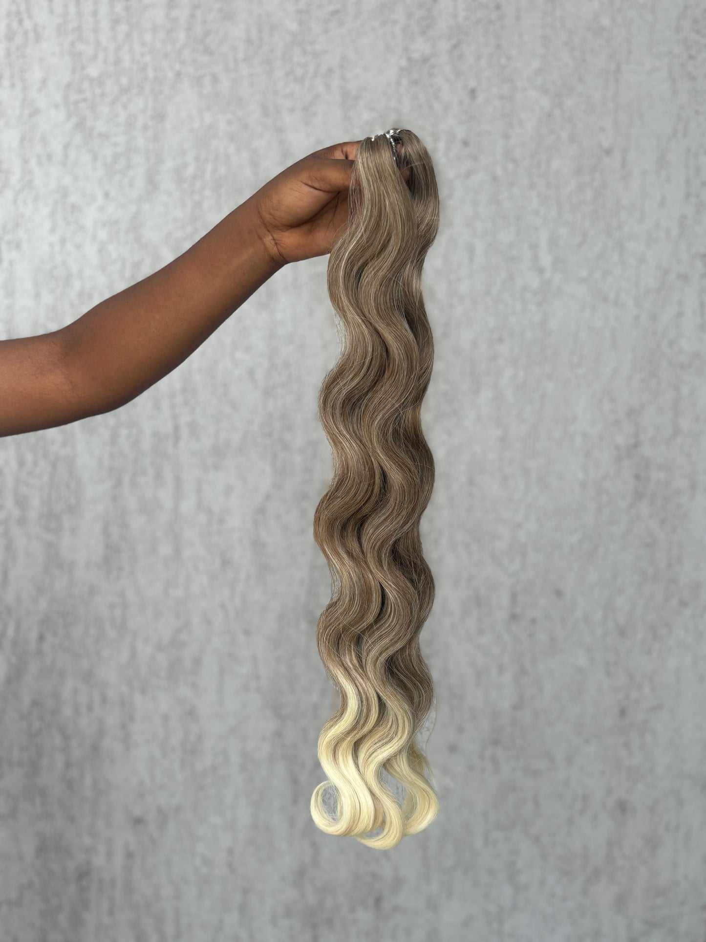 Mèche premium synthétique body wave Anna 24 pouces